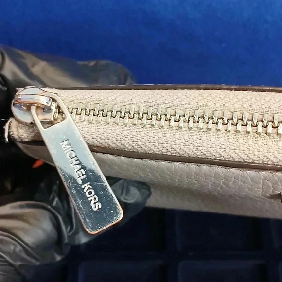 MICHAEL KORS XL ZIPPY WALLET Light Gray - Picture 3 of 12